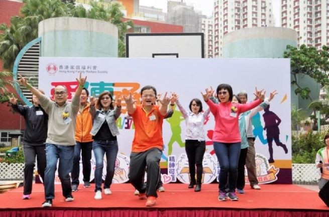 物理治療師於【愛傳承】義工同樂日帶領在場人士參與伸展運動